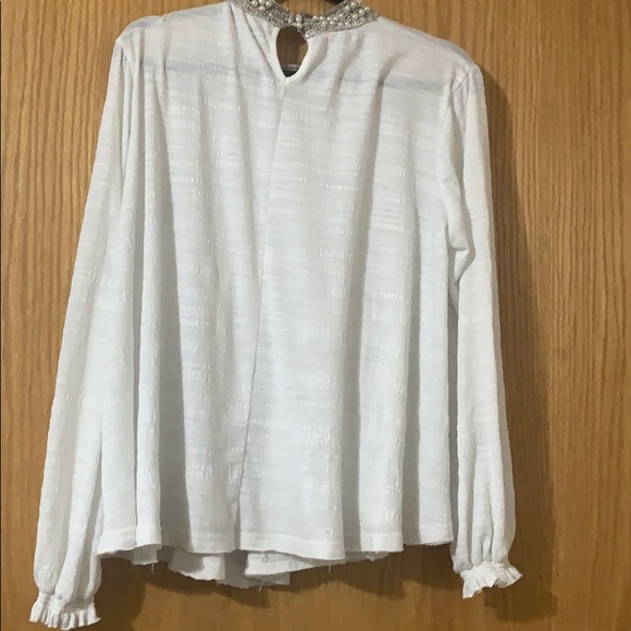 Gimmicks Large Pearl Peasant Top - Picture 2 of 5